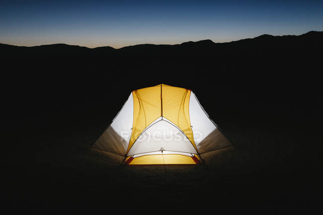 Barraca de acampamento iluminado — Fotografia de Stock