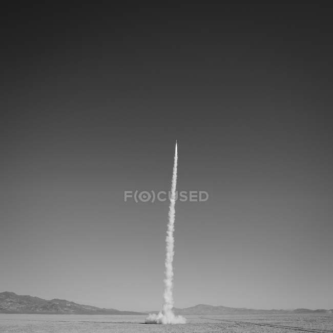 Tirs de roquettes sur une vaste étendue — Photo de stock