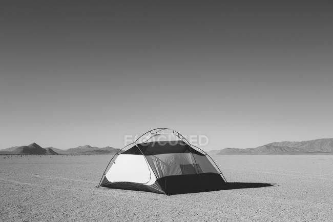 Tienda de campaña en el vasto desierto - foto de stock