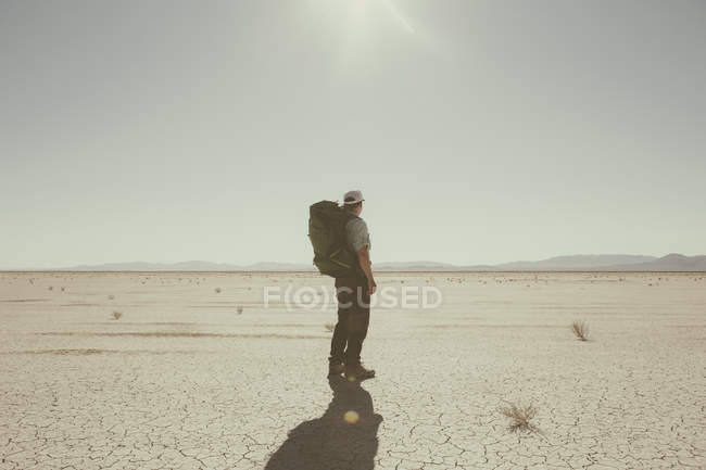 Backpacker wandern in der Wüste — Stockfoto