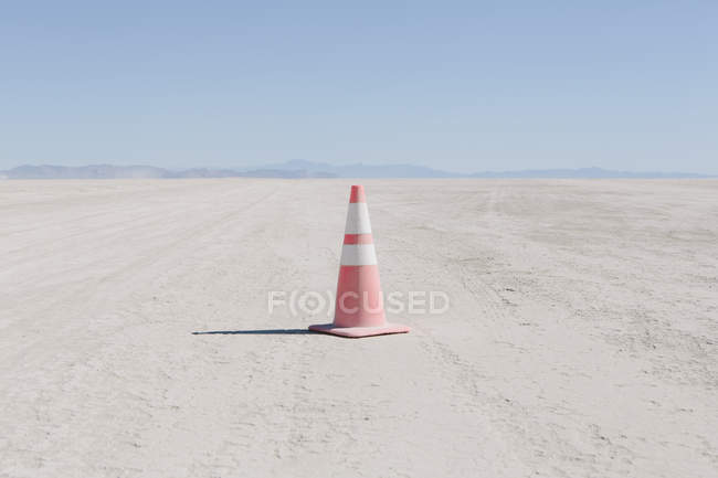 Cono de tráfico en el vasto desierto - foto de stock