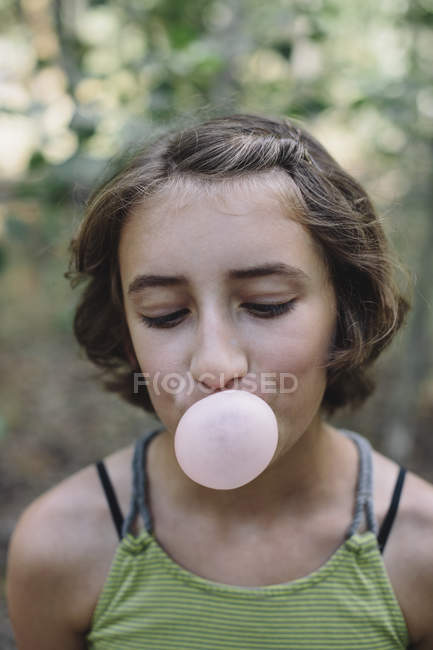 Chica soplando burbuja chicle burbuja - foto de stock