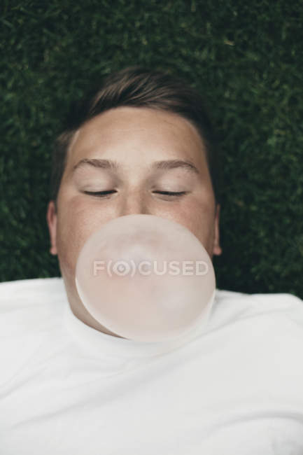 Ragazzo soffiando bolla di gomma da masticare — Foto stock
