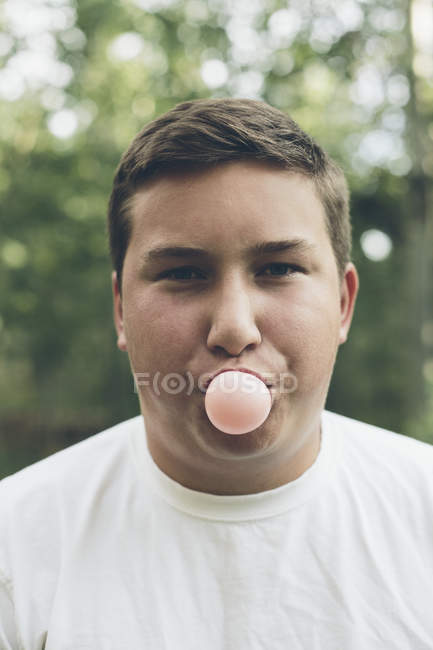 Garçon soufflant bulle bulle de gomme — Photo de stock
