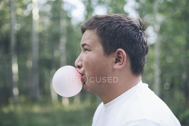 Хлопчик дме міхур жувальної гумки — стокове фото