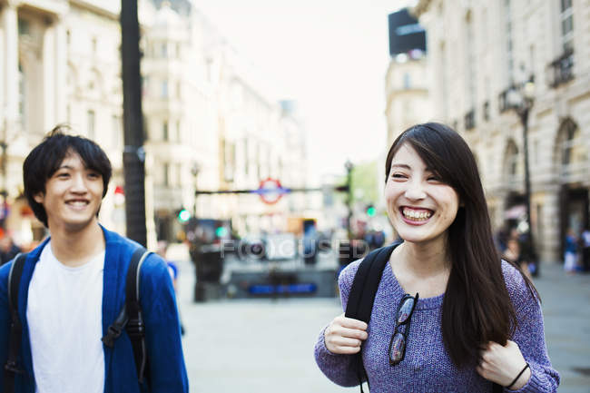 Japaner und Frau in der Nähe von Piccadilly Circus. — Stockfoto