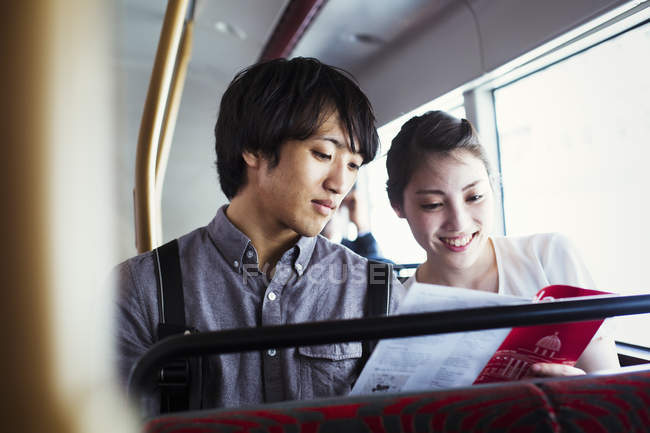 Японский мужчина и женщина в автобусе — стоковое фото