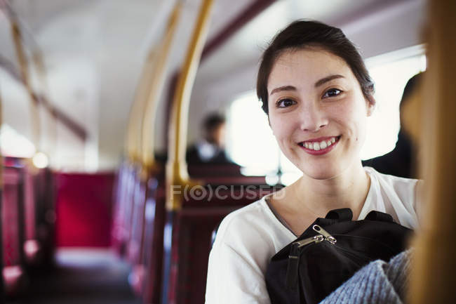 Jovem mulher japonesa no ônibus — Fotografia de Stock