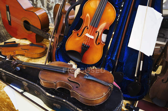 Violins and guitar in shop — Stock Photo