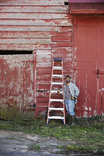Junger Mann steht in der Nähe einer Scheune — Stockfoto