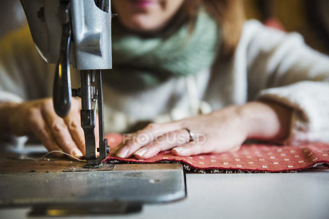 Mulher trabalhando na máquina de costura — Fotografia de Stock