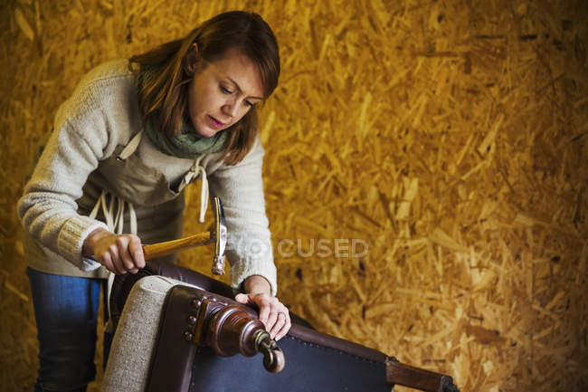 Mulher trabalhando e reparando cadeira — Fotografia de Stock