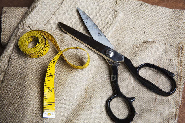 Werkzeuge des Handwerksmeisters in der Polsterei — Stockfoto