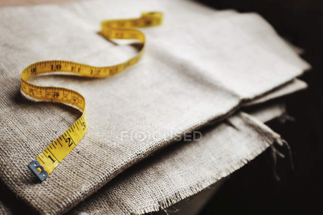 Ruban à mesurer couché sur le tissu — Photo de stock