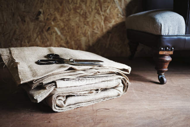 Scissors lying on fabric — Stock Photo