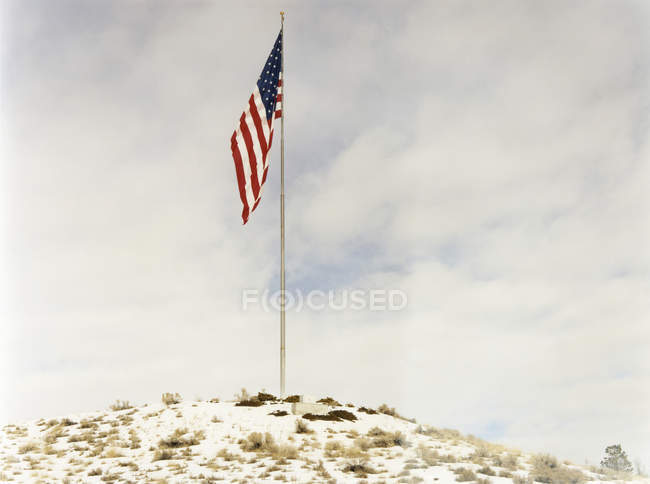 Bandiera americana su pennone — Foto stock