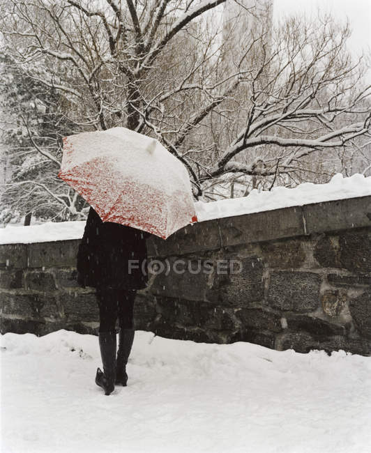Femme avec parasol dans le parc de la ville . — Photo de stock