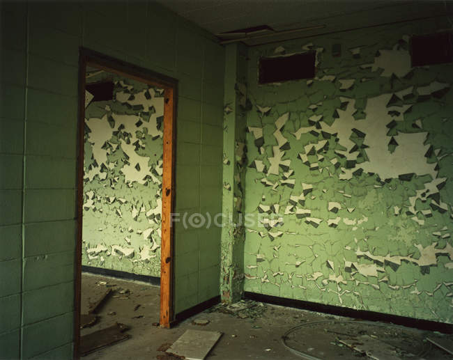Chambre avec peeling peinture verte — Photo de stock