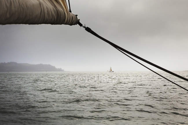 Barca a vela tradizionale sul fiume — Foto stock