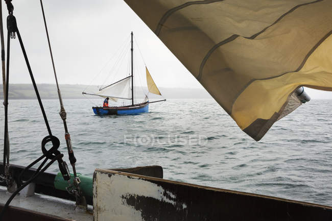 Парусные лодки — стоковое фото