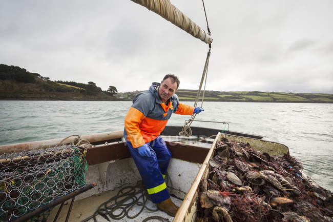 Pescador en velero - foto de stock