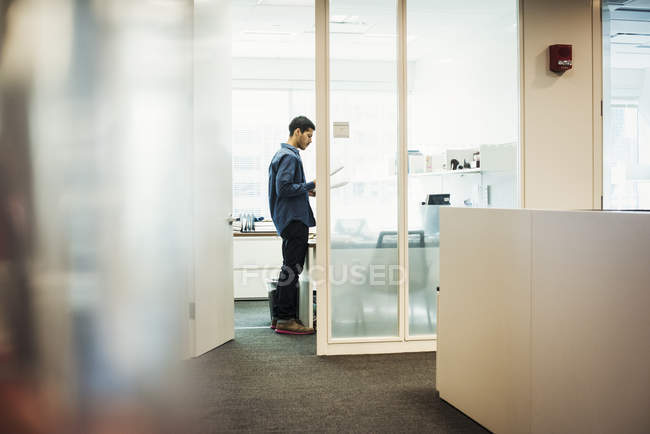Чоловік, що стоїть в офісі — Stock Photo