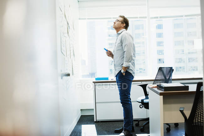 Чоловік стоїть в офісі — стокове фото