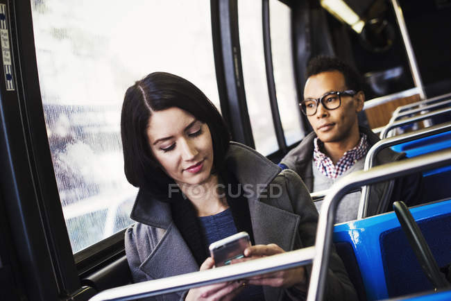 Frau und Mann sitzen in öffentlichen Verkehrsmitteln — Stockfoto