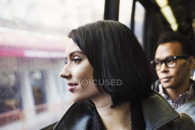 Жінка і чоловік сидять на громадському транспорті — стокове фото