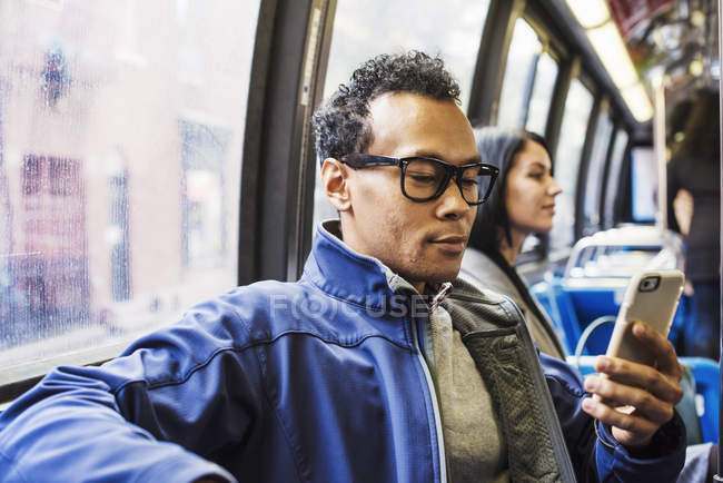 Жінка і чоловік, сидячи на громадському транспорті — стокове фото