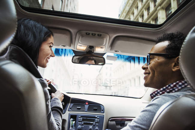 Frau und Mann sitzen im Auto — Stockfoto