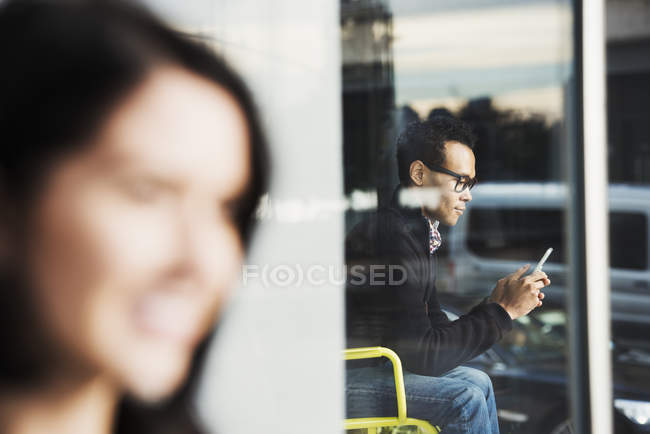 Mann schaut aufs Handy — Stockfoto