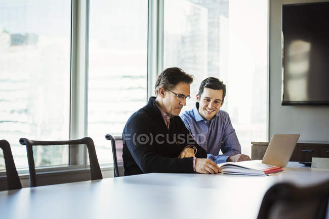 Dois homens olhando para laptop — Fotografia de Stock