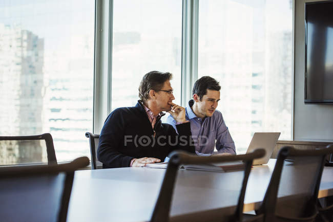 Zwei Männer schauen auf Laptop — Stockfoto