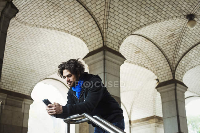 Homme vérifiant son smartphone — Photo de stock