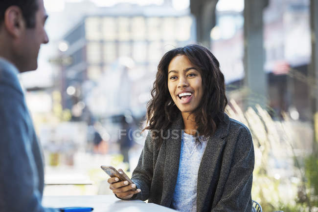Жінка тримає мобільний телефон — стокове фото