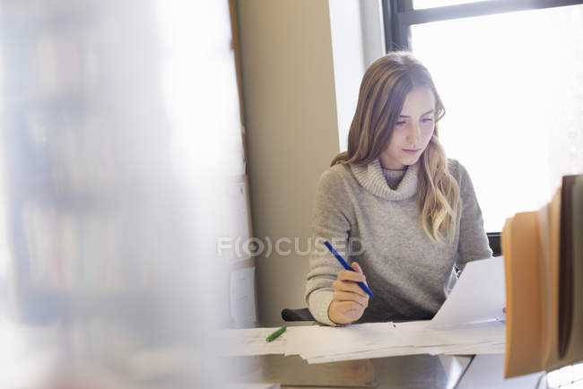 Жінка сидить за столом в офісі — стокове фото