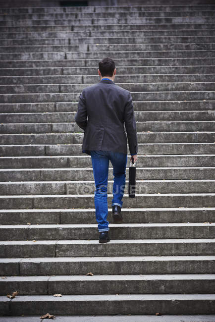 Homme marchant sur les marches — Photo de stock