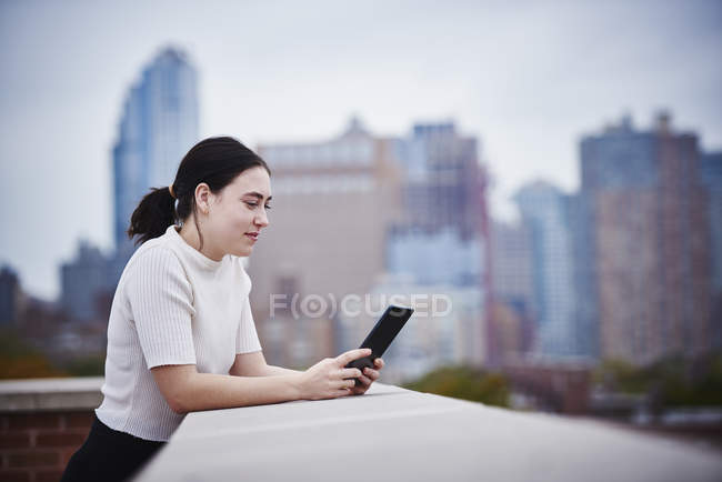 Frau steht auf Dach — Stockfoto