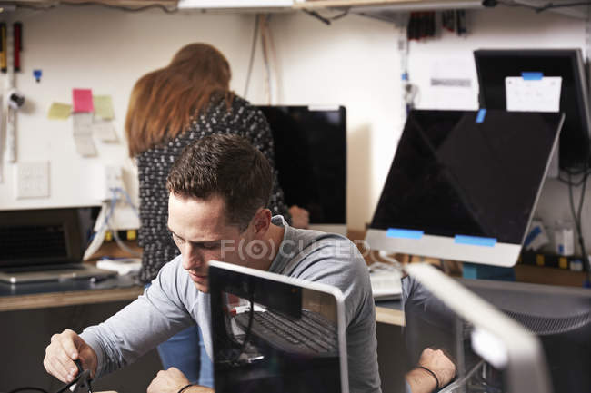 Homem e mulher trabalhando em computadores — Fotografia de Stock