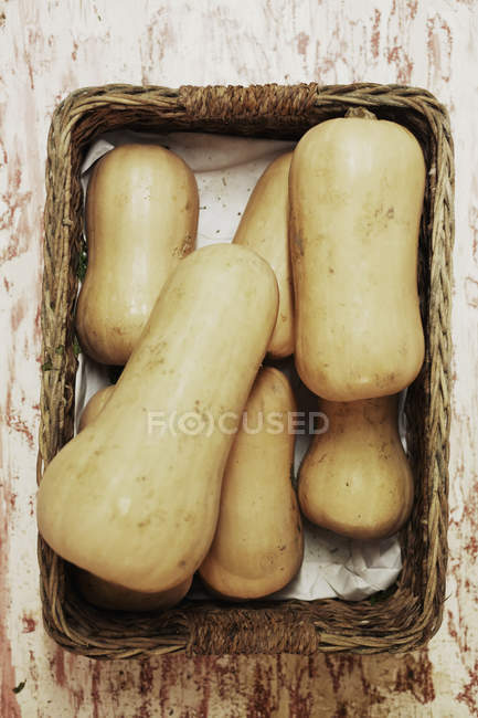 Calabaza de mantequilla en cesta - foto de stock