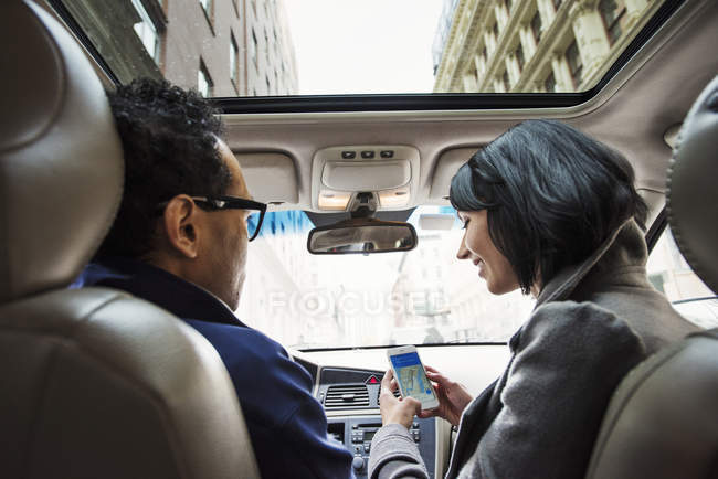 Mujer y hombre sentado en el coche - foto de stock