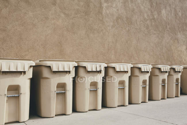 Ряд контейнеров для переработки — стоковое фото