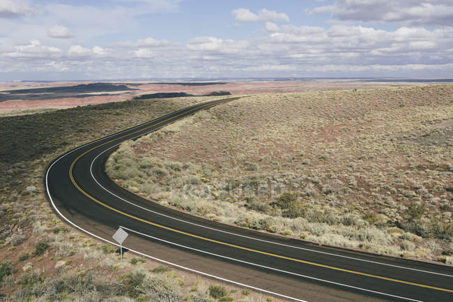 Strada curva attraverso il deserto dipinto — Foto stock
