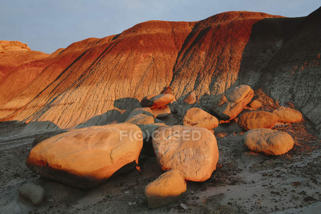 Pedras e estacas de terra — Fotografia de Stock