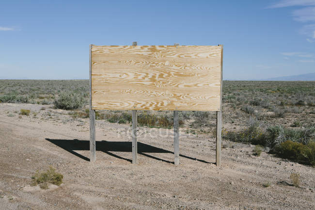 Panneau d'affichage blanc dans le désert — Photo de stock
