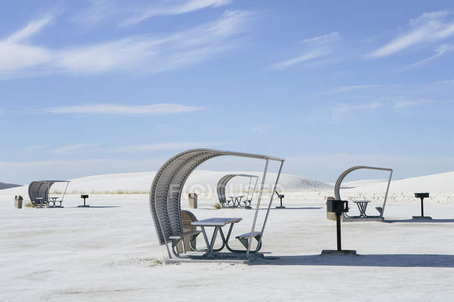 Mesas de picnic y refugios en White Sands - foto de stock