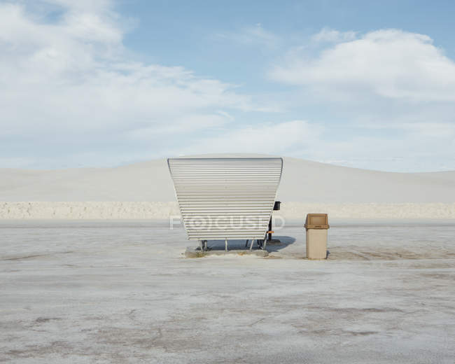 Mesa de piquenique e abrigo no deserto — Fotografia de Stock
