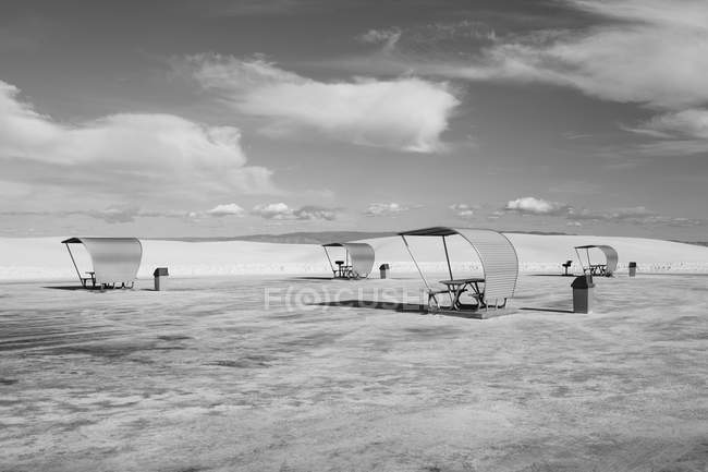 Tavoli da picnic e rifugi a White Sands — Foto stock