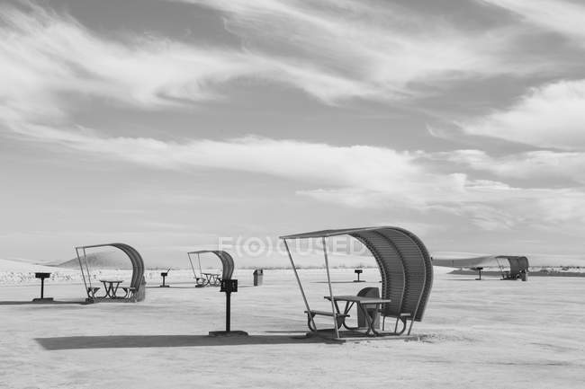 Столи для пікніка та притулків в білі піски — стокове фото